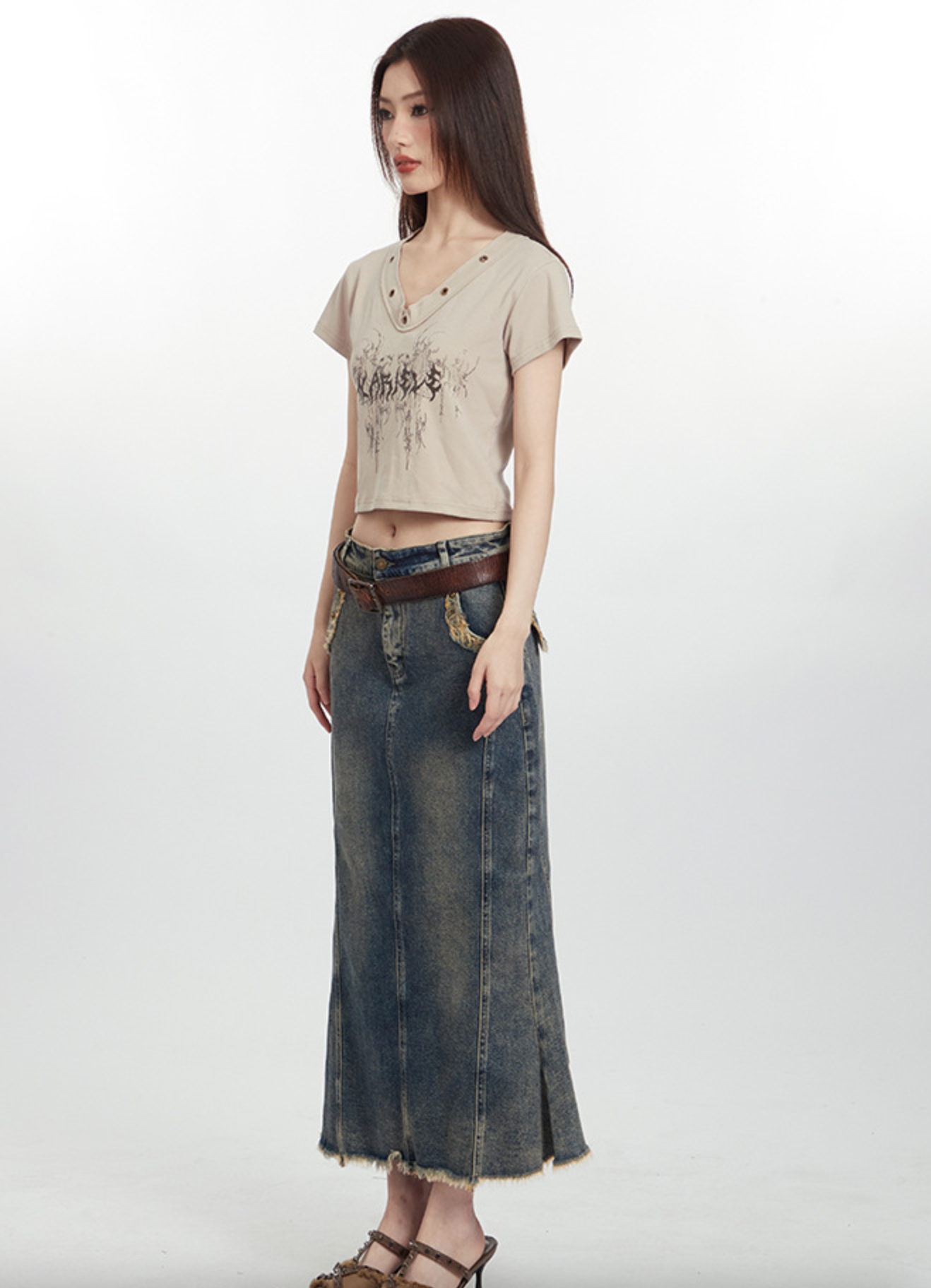 Cardydony Women's Edgy Graphic V-Neck Crop Top with Rivet Detail