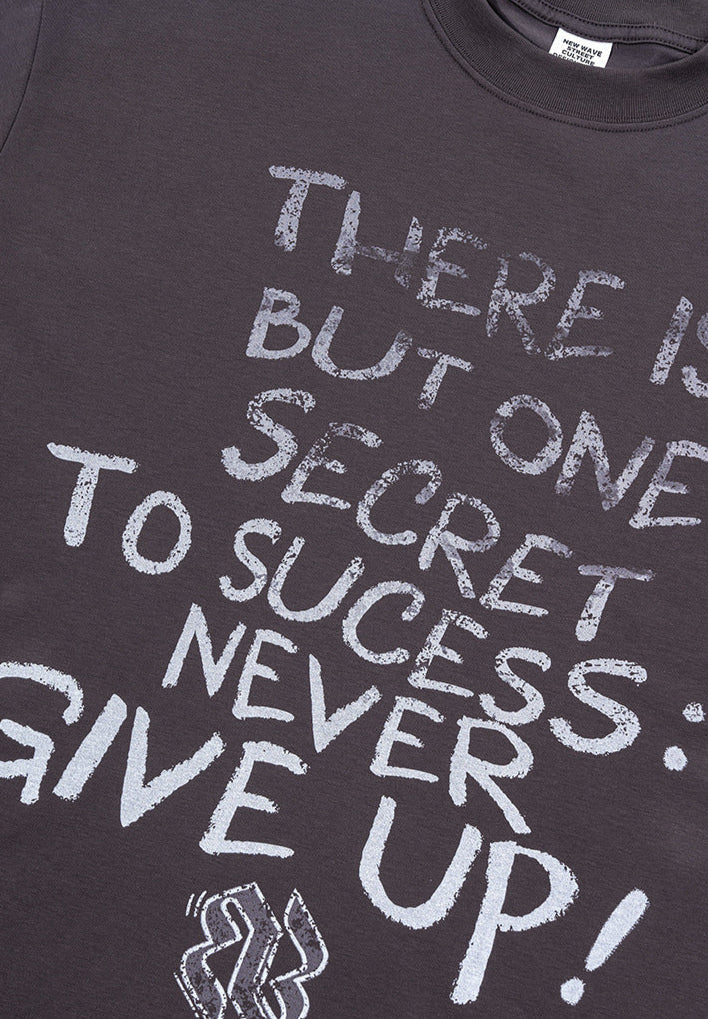 Cardydony Women's Never Give Up Graphic Tee – Oversized Streetwear for Women
