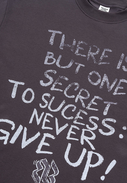 Cardydony Women's Never Give Up Graphic Tee – Oversized Streetwear for Women